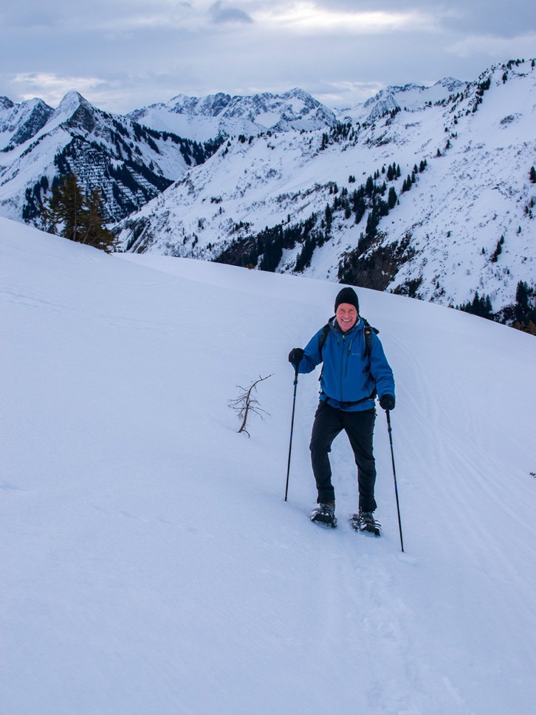 Oliver Jackson auf Schneeschuhen lernt, in einer alpinen Winterlandschaft quer zum Hang zu gehen. Oliver Jackson auf Schneeschuhen lernt, in einer alpinen Winterlandschaft quer zum Hang zu gehen.