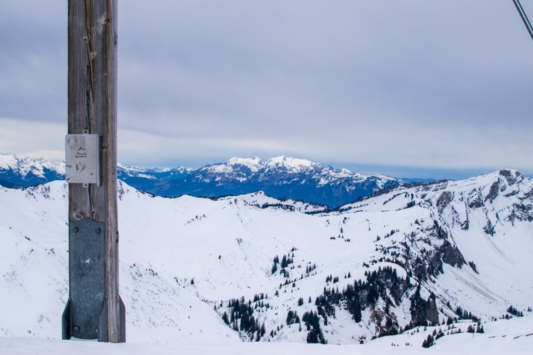 Das Bild zeigt den Blick vom Gipfel des Portlahorns auf den Säntis bei trübem Wetter. Das Bild zeigt den Blick vom Gipfel des Portlahorns auf den Säntis bei trübem Wetter.