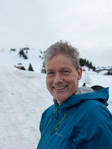 Engländer im Schnee: Oliver Jackson Oliver Jackson aus München, fröhlich im Schnee stehend, kurz vor dem Start seiner Schneeschuhwanderung zum Portlahorn.
