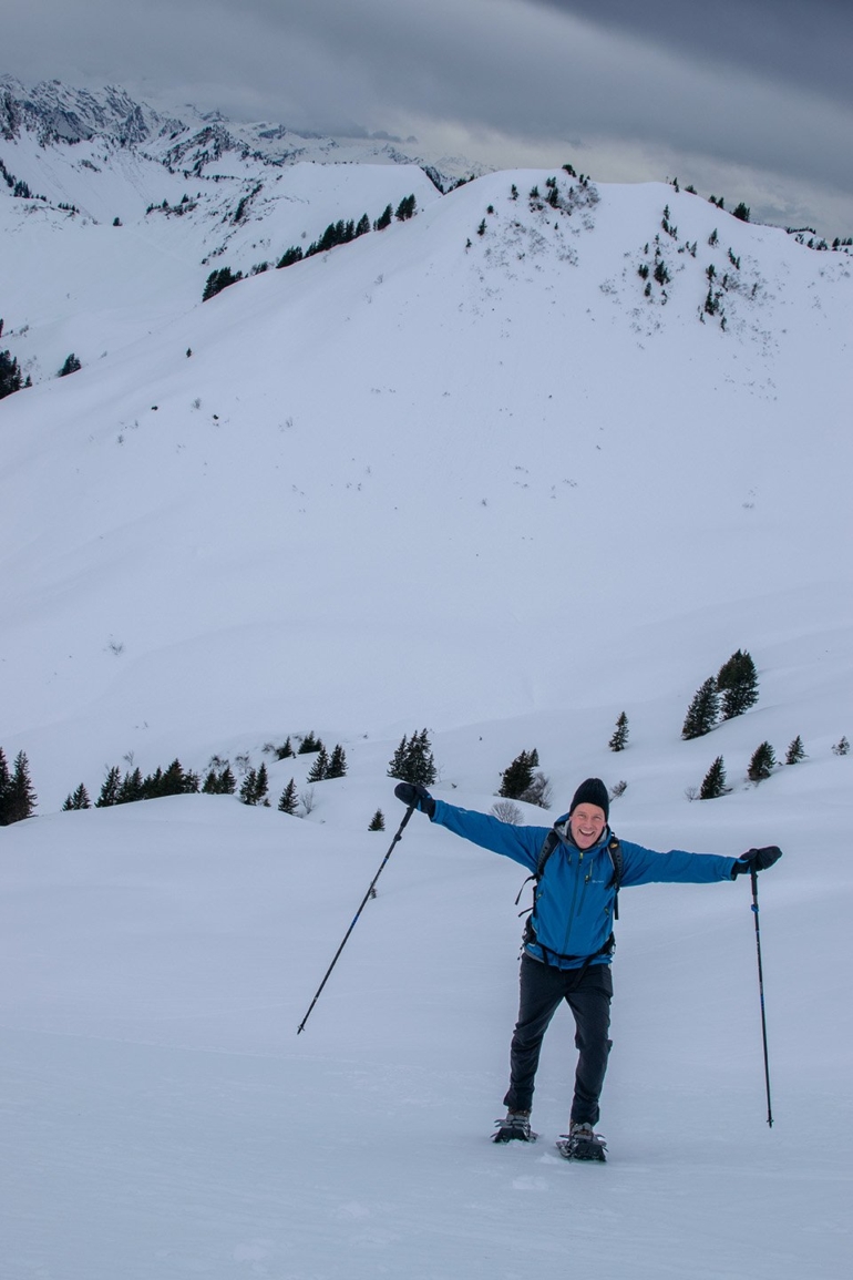 Motiviert und ohne Angst: Oliver Jackson bezwingt den Steilhang Oliver Jackson erklimmt mit Schneeschuhen einen Steilhang im weichen Schnee, sichtlich erfreut über die gemeisterte Herausforderung.