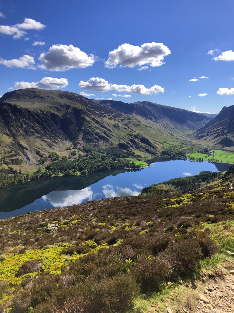 Buttermere Lake: Ein Fenster zur Seele des Lake District Idyllischer Blick auf den See Buttermere, eingebettet in die hügelige Landschaft des Lake District, England.