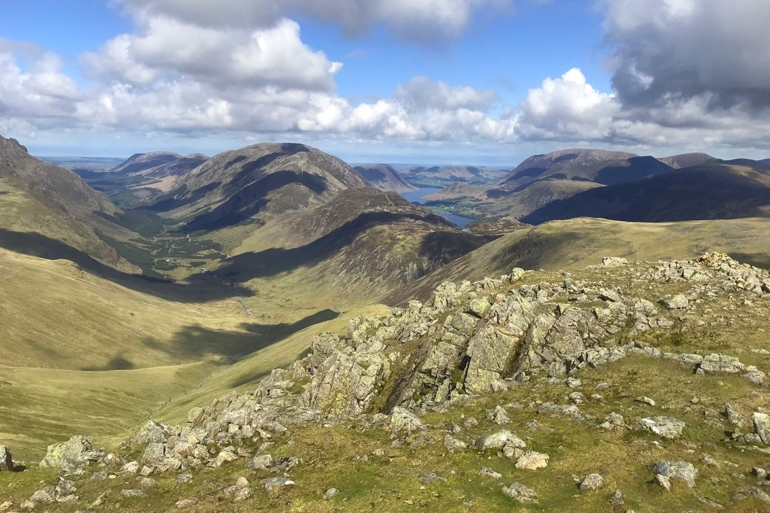 Großartige Aussichten: Blick vom Great Gable, Lake District, England Eine majestätische Landschaft, vom Great Gable aus gesehen, im Herzen von Cumberland, England.