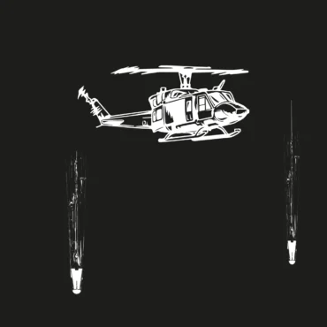 Bell UH1 Hubschrauber bei Nachtflug am Hochgrat, der im Dunkeln von zwei Lichtsignalen zum Landeplatz geleitet wird.