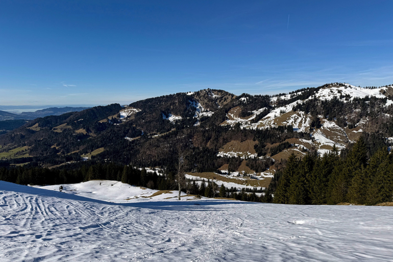 Blick auf den Hochäderich, den westlichen Teil der Nagelfluhkette, vom gegenüberliegenden Höhenzug mit dem Lecknertal dazwischen.