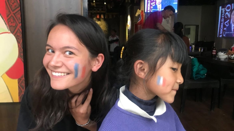 Fröhliche Stimmung in Lhasa: Detchen und ein tibetisches Mädchen mit französischer Flaggenbemalung.