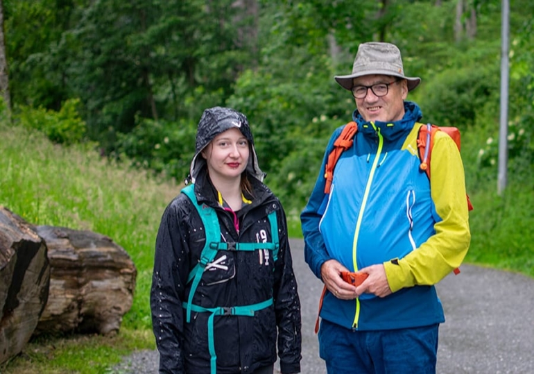 Trotz Regen auf dem Weg zum Pfänder: Porträtfotografin Viktoria Jäger (rareshot Fotografie) und Elmar.