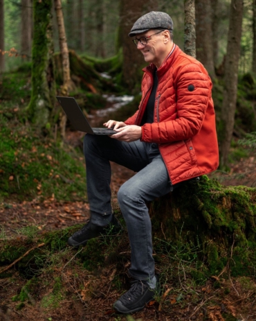Arbeitet Elmar am Laptop in der Stille des Waldes auf seinem Laptop am Impressum?