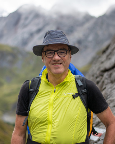 Wanderführer Elmar Schlappack Inmitten der rauen Schönheit des Rätikon auf einem Gedankengang: Bergwanderführer Dr. Elmar Schlappack.