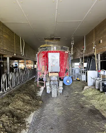 Vom Heuboden in den Mischwagen: Effiziente Futterproduktion Futtermischwagen unter der Luke, wo die Futterkomponenten eingefüllt werden.