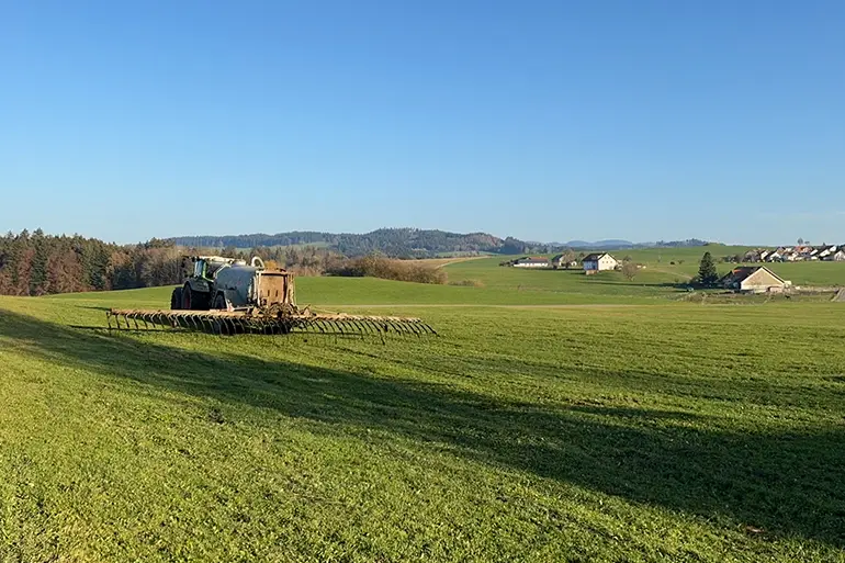 Gülle punktgenau ausgebracht Gülle exakt ausbringen: effiziente Düngung mit automatisch gelenktem und satellitengesteuertem Traktor.