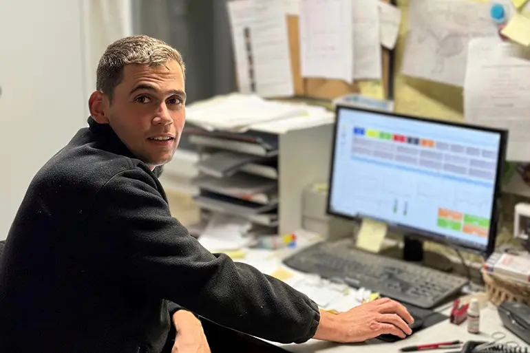 Der technische Kopf des Hofes: Sebastian Dorn Sebastian Dorn am Computer, wo er alle digitalen Systeme administriert.