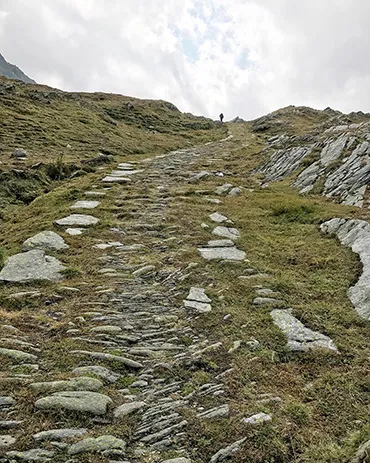 Historischer Steinweg auf der Via Spluga kurz vor dem Splügenpass – ein alpiner Übergang mit Geschichte