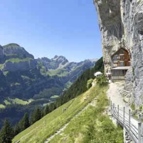 Berghütte Aescher am Fels über dem Alpstein mit Wanderweg und Bergpanorama