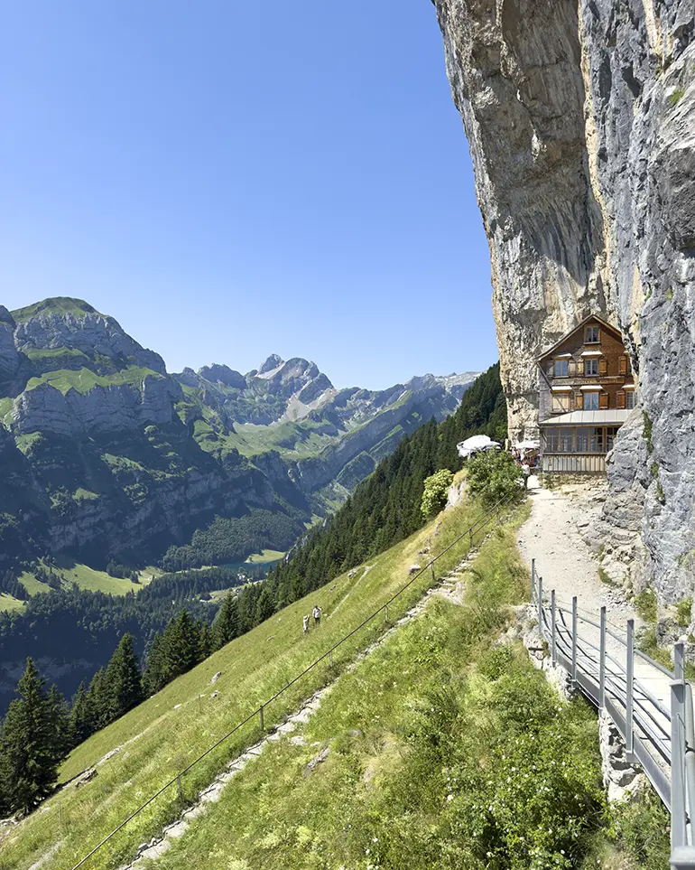 Berghütte Aescher am Fels über dem Alpstein mit Wanderweg und Bergpanorama