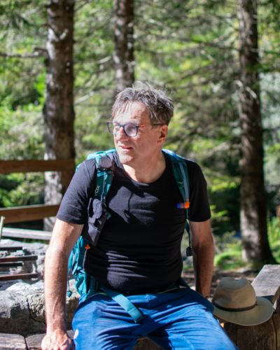 Elmar bei einer Rast Bergwanderführer Elmar Schlappack bei einer Rast im schattigen Wald